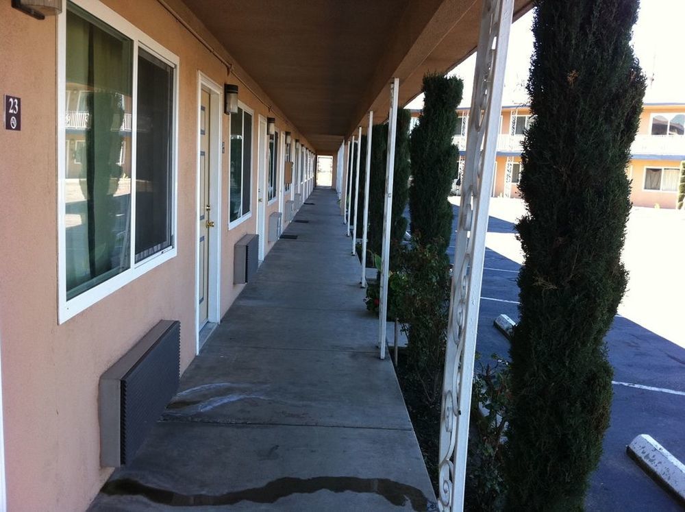 - Motel